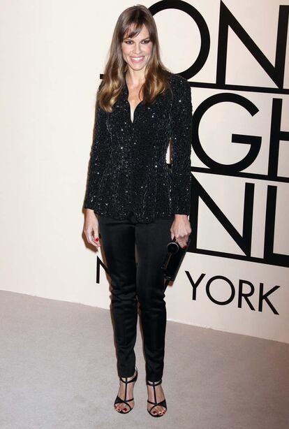 Hilary Swank brilla igual que el conjunto que ha elegido esta semana. Un elegante traje negro de americana con inscrustaciones.