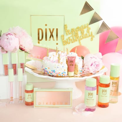 La firma británica Pixi cumple 20 años en el mundo de la belleza y lo celebra con un pack exclusivo creado por su fundadora, Petra Strand. Se trata de un lote exclusivo formado por los productos más populares de la marca, que recibe el nombre Best of Pixi Skintreats Ritual, entre ellos, la mascarilla de barro, un exfoliante, parches oculares de hidrogel que reducen la hinchazón, un tónico de rosa, un sérum nocturno, una crema de caviar de rosas o una bruma ligera. Se vende online y su precio es de 105 euros.