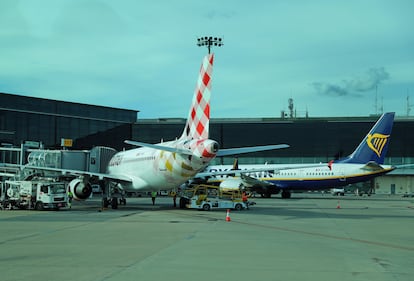 Aviones de Volotea y Ryanair en el aeropuerto de Barcelona.