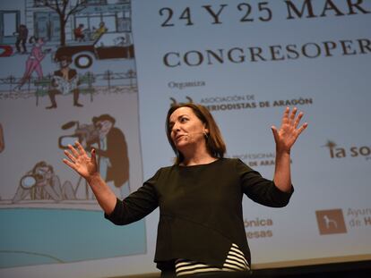 La directora de EL PAÍS, Pepa Bueno, durante la conferencia inaugural del Congreso de Periodismo de Huesca.