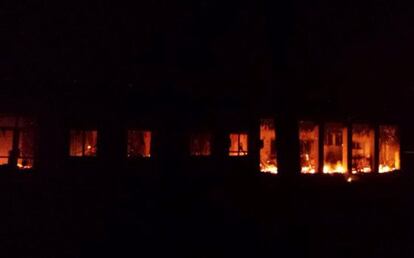 Incendio en el centre de Kunduz després del bombardeig.