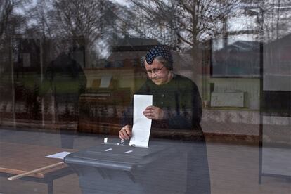 Una mujer ejerce su derecho al voto en Staphorst (Países Bajos).
