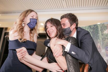 Pilar Palomero, Daniela Cajías y el productor Álex Lafuente celebran el Goya a la mejor dirección de fotografía para Cajías.