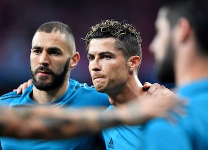 Karim Benzema junto a Cristiano Ronaldo, durante el calentamiento.