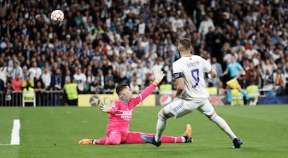 Benzema intenta un disparo ante Ederson, portero del Manchester City.