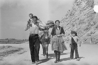 Imagen de una familia dentro de la serie 'Paisajes, pueblos y gentes de Cuenca'.