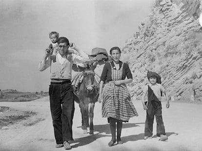 Imagen de una familia dentro de la serie 'Paisajes, pueblos y gentes de Cuenca'.