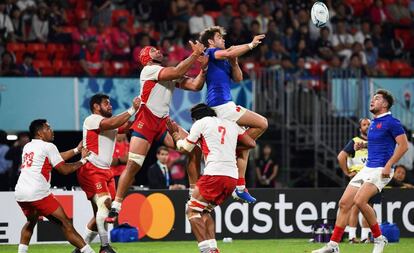 Penaud trata de atrapar el balón durante el partido ante Tonga.