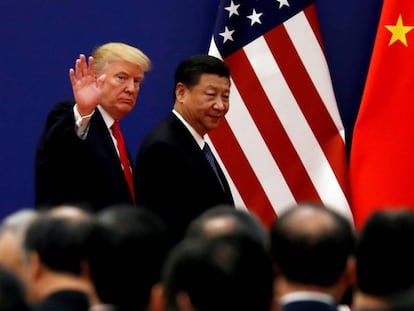 O presidente dos EUA, Donald Trump, e seu homólogo Xi Jinping, num encontro em Pequim em novembro de 2017.