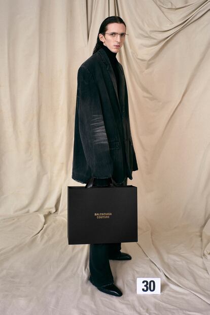 00030-Balenciaga-Couture-Fall-21-credit-brand