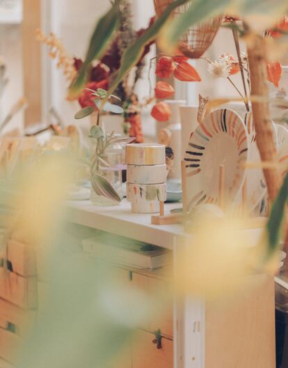 El estudio de Nuria Blanco está lleno de vegetación, tanto en el interior como en el patio.