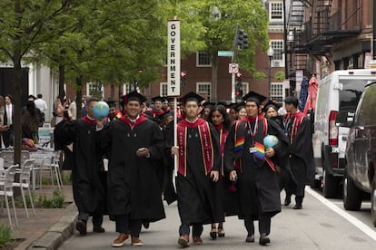 Manifestantes se reúnen frente a las puertas de la 374.ª ceremonia de graduación de Harvard para mostrar su apoyo a la universidad en medio de su disputa legal con Trump.