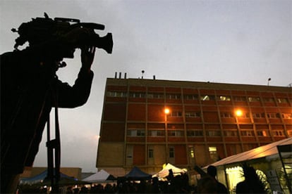 Los medios de comunicación esperan un nuevo parte médico sobre Sharon agolpados a la entrada del Hospital Hadaza.