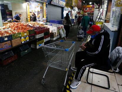 El dependiente de un negocio en el Mercado Central de Santiago (Chile), espera la llega de algún cliente, en una imagen de archivo.