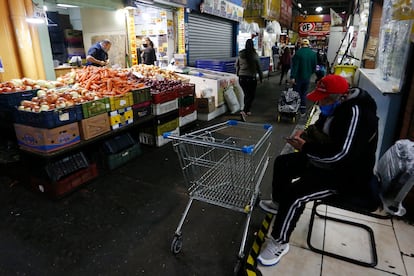 Un hombre en el Mercado Central de Santiago. Desempleo en Chile