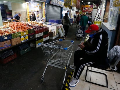 Un hombre en el Mercado Central de Santiago. Desempleo en Chile