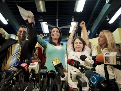 El presidente del partido político Copei, Roberto Enríquez, María Corina Machado, Mitzy Capriles y Lilian Tintori, este lunes en Caracas.