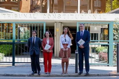 El vicepresidente de Vox Javier Ortega (d); el secretario general del grupo parlamentario José María Figaredo (i); la vicesecretaria jurídica nacional, Marta Castro (2i) y la diputada y portavoz de Igualdad, Carla Toscano (2d) presentan este miércoles un recurso contra la ley trans en el Tribunal Constitucional.