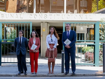 El vicepresidente de Vox Javier Ortega (d); el secretario general del grupo parlamentario José María Figaredo (i); la vicesecretaria jurídica nacional, Marta Castro (2i) y la diputada y portavoz de Igualdad, Carla Toscano (2d) presentan este miércoles un recurso contra la ley trans en el Tribunal Constitucional.