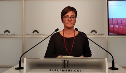 La diputada de los comuns Marta Ribas, en una rueda de prensa en el Parlament.