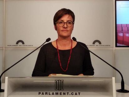 La diputada de los comuns Marta Ribas, en una rueda de prensa en el Parlament.