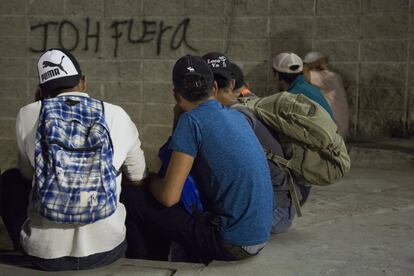 Los grupos de jóvenes prevalecen entre los participantes de la caravana. A su edad, han perdido la esperanza de conseguir un mejor futuro en Centroamérica, lo que les lleva a intentar repetidamente labrarse una vida en Estados Unidos, Canadá o México.