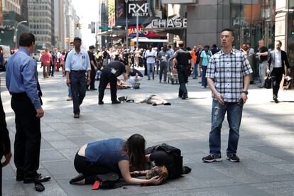 Personas heridas en una acera en Times Square.
