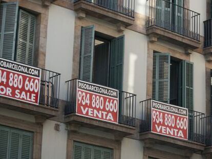 Cartel de piso en venta en Barcelona, en una imagen de archivo.