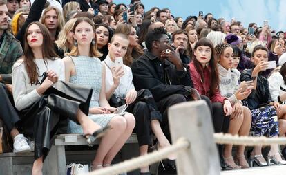 PARIS, FRANCE - OCTOBER 02:  Anna Brewster, Mia Goth, Sylvia Hoeks, Astrid Berges-Frisbey, Nana Komatsu and guests attend the Chanel show as part of the Paris Fashion Week Womenswear Spring/Summer 2019 on October 2, 2018 in Paris, France.  (Photo by Bertrand Rindoff Petroff/Getty Images)