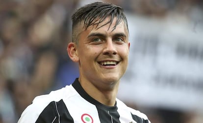Paulo Dybala celebra uno de sus goles a la Sampdoria en la última jornada