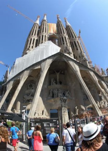 El portal de la Gloria de la basílica de la Sagrada Familia de Barcelona luce una bandera catalana coincidiendo con la celebración mañana de la Diada Nacional de Cataluña.