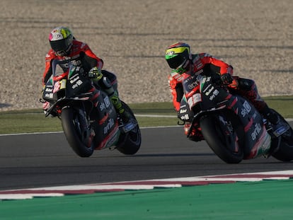 Aleix Espargaró (con el 41) y Savadori Lorenzo, ambos de Aprilia Racing Team, la semana pasada en un entrenamiento en Qatar.