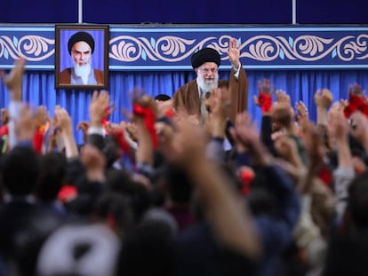 El líder supremo de Irán, Ali Jamenei, en un encuentro con estudiantes en Teherán, este sábado.