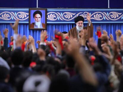 El líder supremo de Irán, Ali Jamenei, en un encuentro con estudiantes en Teherán, este sábado.