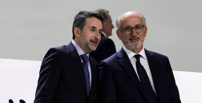 El presidente de Repsol, Antonio Brufau y el consejero delegado, Josu Jon Imaz, durante la junta de accionistas de 2020.