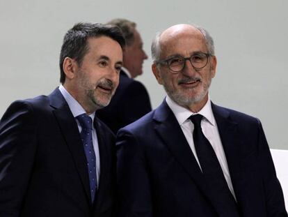 El presidente de Repsol, Antonio Brufau y el consejero delegado, Josu Jon Imaz, durante la junta de accionistas de 2020.