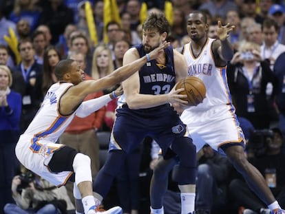 Marc Gasol, defendido por Westbrook e Ibaka