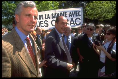 Michel Barnier junto a Jacques Chirac, en una visita electoral en 1995.