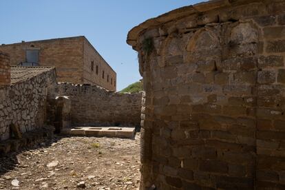 Restos del antiguo cementerio de Massoteres (Lleida)