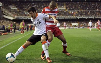 Parejo protege el balón ante Nyom.