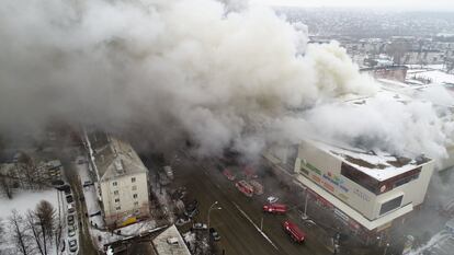 Se abrió una investigación por "violación de las normas de seguridad que comportó la muerte por imprudencia de al menos dos personas", anunció el Comité de Investigación. Este incendio es uno de los más mortíferos ocurridos en los últimos diez años en Rusia. En la imagen, el fuego se eleva sobre el centro comercial en Kémerovo (Rusia), el 25 marzo de 2018.