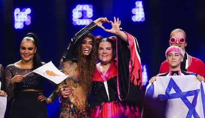 Eleni Foureira, representante de Chipre, y Netta, representante de Israel, celebran su pase a la final de Eurovisión.