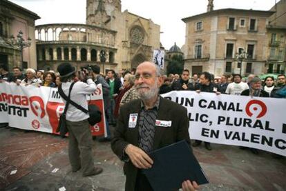 Momento en el que Romà de la Calle se disponía a leer ayer el manifiesto durante la concentración por la transparencia en Canal 9.