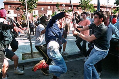 Jvenes denominados &#39;antifascistas&#39; se enfrentan con los manifestantes antimezquita.