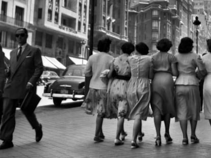 Mujeres de paseo por Madrid en 1959.