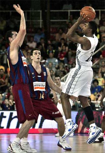 Bullock intenta lanzar ante Kakiouzis y De la Fuente.