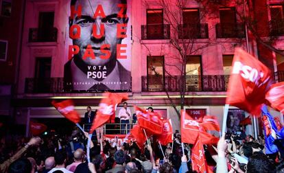 Spanish Prime Minister Pedro and Socialist Party (PSOE) candidate for prime minister Pedro Sanchez (C) delivers a speech during an election night rally in Madrid after Spain held general elections on April 28, 2019. - Spain's socialist prime minister won snap elections on Sunday but without the necessary majority to govern in a fragmented political landscape marked by the far-right's dramatic eruption in parliament. (Photo by JAVIER SORIANO / AFP)