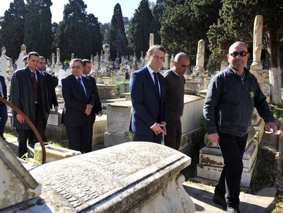 Emmanuel Macron, tercero desde la derecha, camina en Argel entre las tumbas del cementerio Bologhine, el pasado martes.