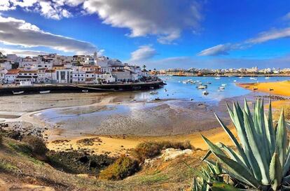 El pintoresco pueblo de Ferragudo (Portugal).