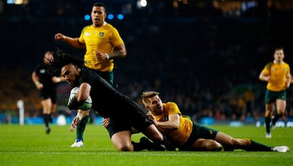 Ma'a Nonu, de Nueva Zelanda, anota durante la final ante Australia.